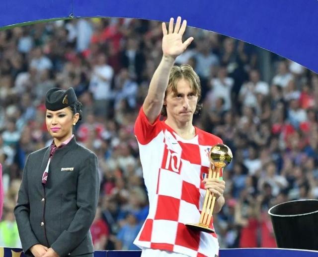 韦世豪：比赛尾声的点球太牵强，染红发为了在假期换个心情（韦世豪：最后时刻点球判罚过于勉强，染红发只为假期换换心情）