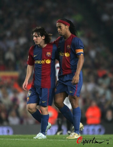 欧冠前瞻：国米本赛季强强战不利，利物浦深陷萨拉赫争议（欧冠展望：国米硬仗表现不佳，利物浦陷入萨拉赫风波）