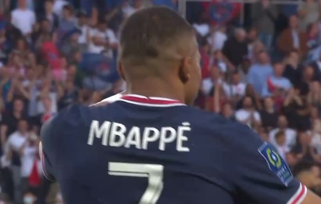 滑手扮关公成都街头玩滑板（关公装扮滑手现身成都街头滑板）