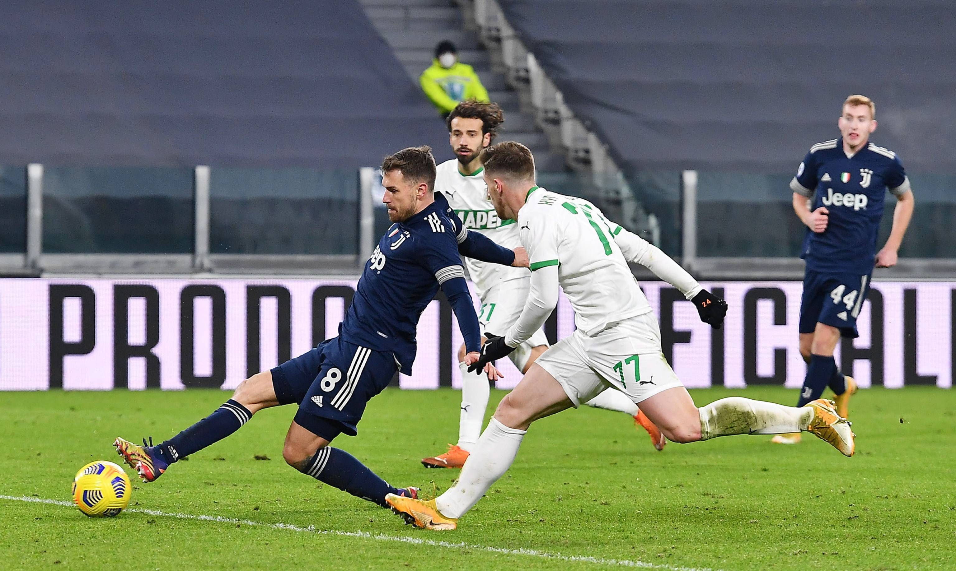 斯基拉：米兰要续约意U17国门隆戈尼，认为其是未来顶级球员（斯基拉：米兰计划与意U17门将隆戈尼续约，视其为未来顶级新星）